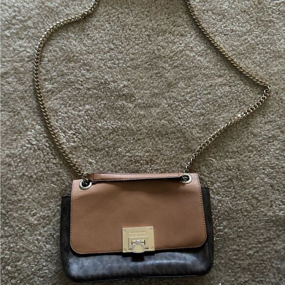 Michael Kors Tina Small Crossbody: An Elegant Style with Distinct Character. - Picture 8 of 14